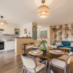Cuisine ouverte sur l'espace repas pour une ambiance conviviale. Table pour 4 personnes