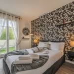 Belle chambre avec lit double queen-size L160 cm avec porte fenêtre donnant sur la terrasse